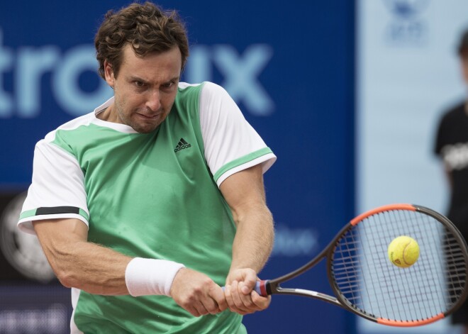 Gulbis sīvā cīņā uzvar spēcīgo Lorenci un beidzot sasniedz ATP turnīra ceturtdaļfinālu