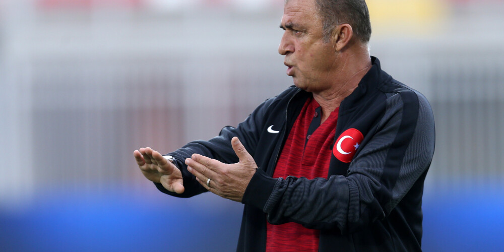 Pēc kautiņa kebabnīcā no amata atkāpjas Turcijas futbola izlases galvenais treneris