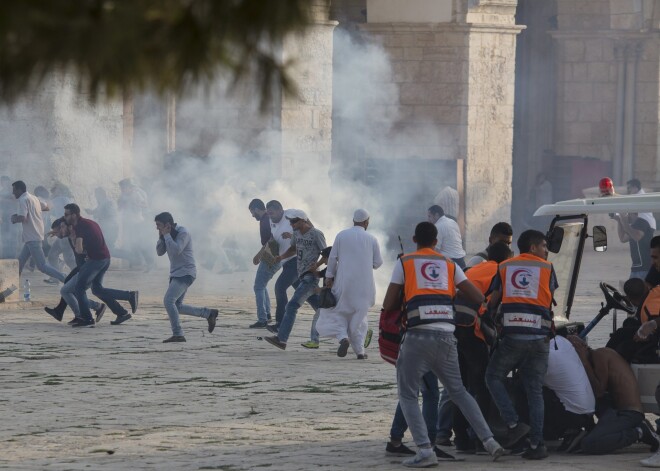 Starp Izraēlas policiju un palestīniešu protestētājiem ceturtdien pie svētvietām Jeruzalemes vecpilsētā izcēlušās sadursmes.