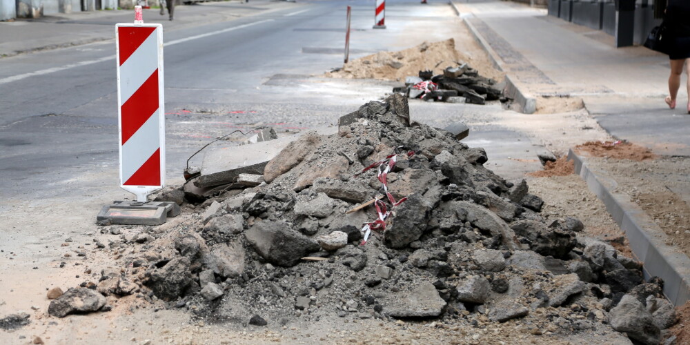 Būvniekiem piemēro 8000 eiro sodu par neatbilstošu satiksmes organizēšanu remontdarbu laikā Rīgā