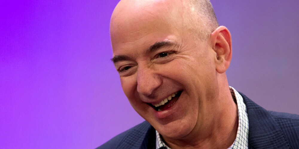"Amazon" šefam uz dažām stundām izdodas kļūt par pasaulē visbagātāko cilvēku