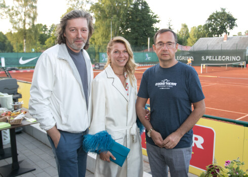 Ar ballīti tenisa mīļotājiem atklāj kafejnīcu Latvijas modernākajos tenisa kortos