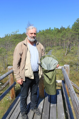 Entomologs Guntis Akmentiņš ir viens retajiem, kurš turpina pētīt Krustkalnu rezervāta kukaiņus, un tikai viņa pieskatīti ceļotāji drīkst doties rezervātā. 