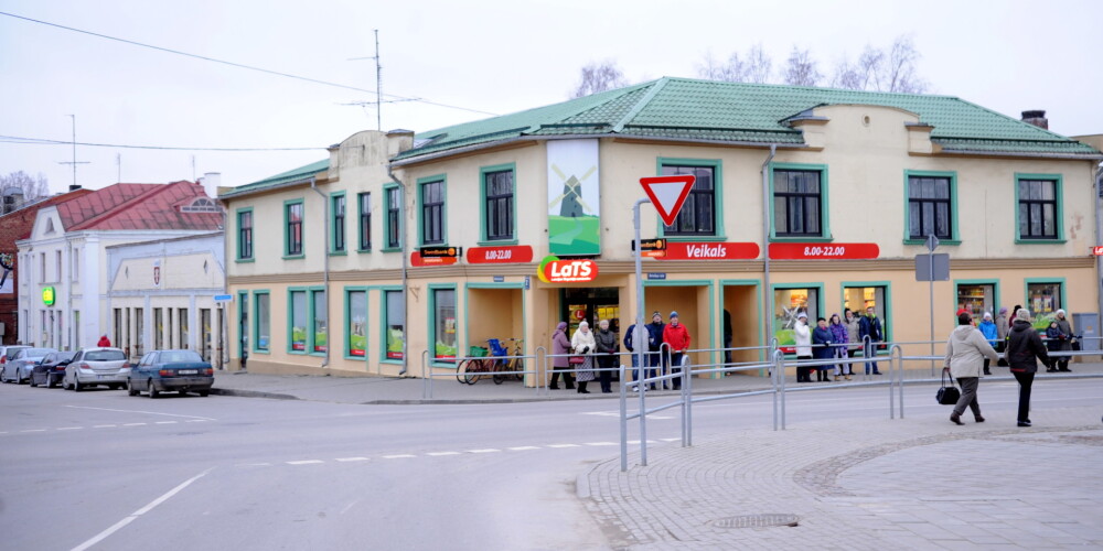 Rūjiena ir pilsēta Ziemeļvidzemē, Rūjas upes krastā, Rūjienas novada centrs. Savu nosaukumu Rūjiena ieguvusi no pilsētai cauri tekošās Rūjas. Savukārt Rūjas upe, kas iztek no Ruhi ezera (Ruhijärv) Igaunijā, savu nosaukumu visticamāk ieguvusi no igauņu vārda ruhi, kas nozīmē sile, vienkoču laiva.