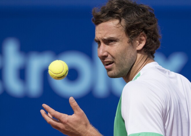 Gulbis Gštādes ATP turnīra ceturtdaļfinālā trīs setos zaudē itālim Fonjīni