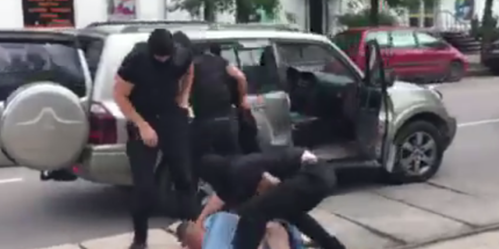 Ar maskām un rokudzelžiem. Policija pārbauda video, kurā redzama cilvēka nolaupīšana Jelgavā