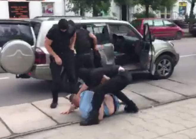 Ar maskām un rokudzelžiem. Policija pārbauda video, kurā redzama cilvēka nolaupīšana Jelgavā