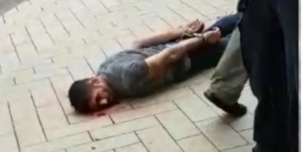Noskaties, kā garāmgājēji cīnās ar Hamburgas teroristu, kurš nogalināja vienu un ievainoja sešus cilvēkus