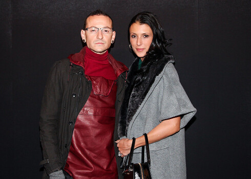 Česters Beningtons ar sievu.