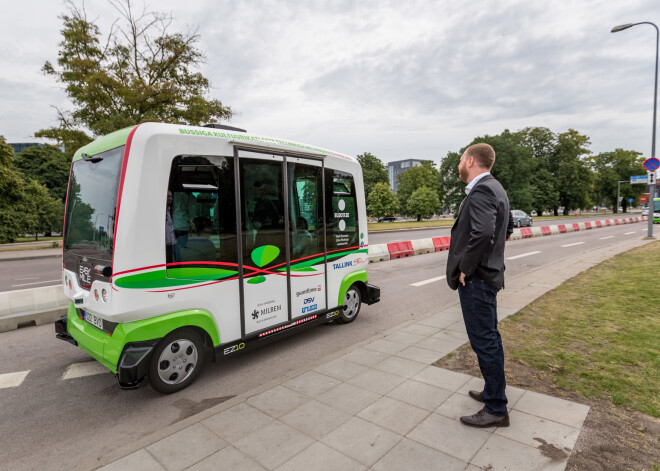 Sestdienas pēcpusdienā Tallinas centra ielās izbraukuši pirmie autobusi bez vadītāja. Šādi transporta līdzekļi Igaunijas galvaspilsētā būs redzami līdz augusta beigām.