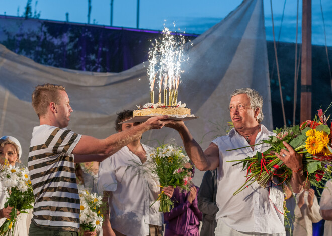 Aktieris Andris Bērziņš 65. jubileju nosvinēja pēc „Tobago!” izrādes Jelgavā.