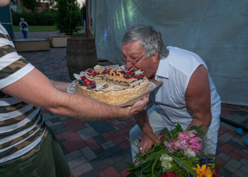 Aktierim Andrim Bērziņam jubilejā tika pasniegta torte un ziedi, bet skatītāji viņam veltīja nerimstošus aplausus.