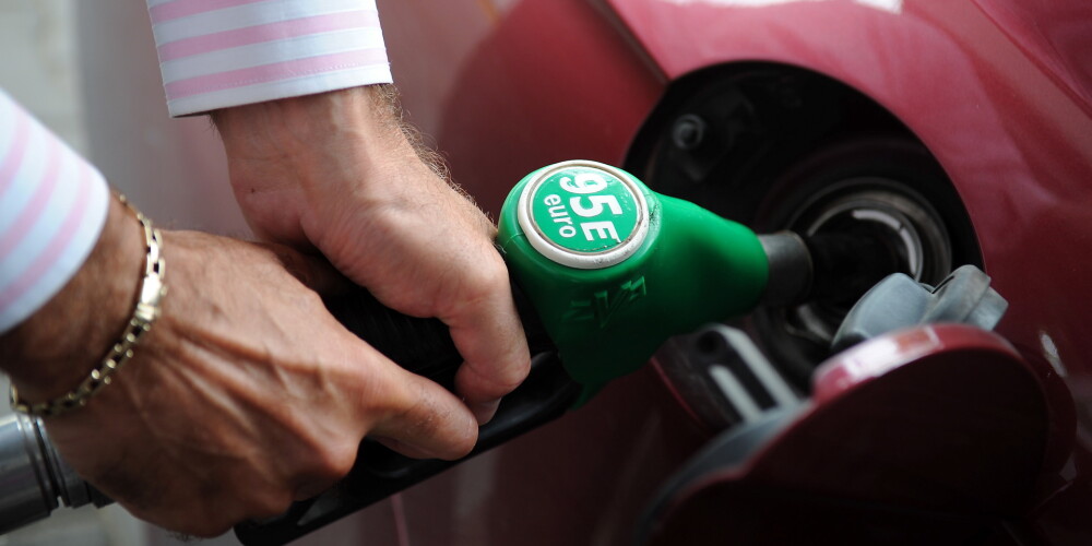 Latvijā autobraucēji degvielas iegādei tērē līdz 100 eiro mēnesī