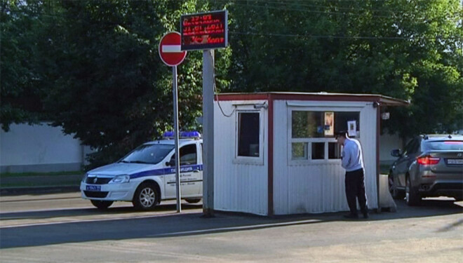 Krievijas varasiestādes iepriekš bija solījušas, ka vēstniecības pārstāvji savas mantas no īpašuma varēs savākt līdz otrdienas pēcpusdienai.