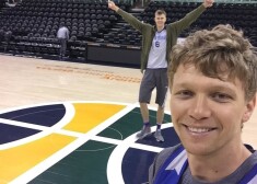 Ņujorkas "Knicks" spēlējošie Kristaps Porziņģis un Mindaugs Kuzminsks ir labi draugi, un ne reizi vien jau NBA sezonas laikā plēsuši jokus par Latvijas un Lietuvas basketbola izlašu spēlēm.