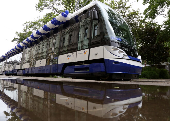 Izveidota komisija, kas skaidros tramvaja jumta aizdegšanas iemeslus