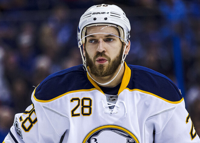 Zemgus Girgensons palicis par pēdējo "Sabres" brīvo aģentu