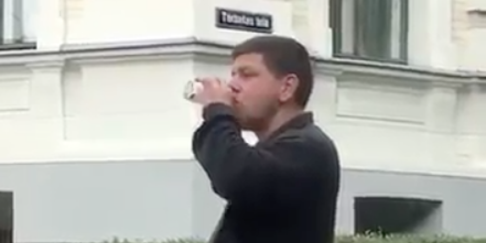 Sadzīves ainiņa Rīgā: pie apgabaltiesas nofilmēts dzērājs ar varen stipru gribu