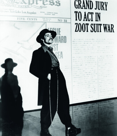 Amerikāņu aktieris un režisors Edvards Džeimss Olmoss zoot suit tēlā, 1981.