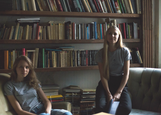 Divas latviešu māsas rada unikālu T-kreklu zīmolu "BookiSh"