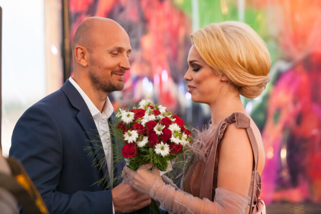 Dziedātāju Samantu Tīnu prezentācijas pasākumā ar ziediem un apsveikuma runu sveica draugs Nauris Liepiņš.