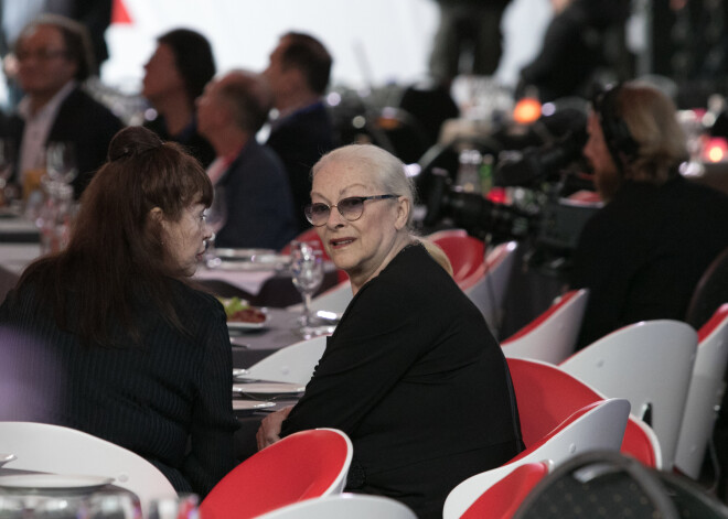 FOTOREPORTĀŽA: uz kino leģendu koncertu Jūrmalā ieradusies pat “Vieglu garu!” zvaigzne Barbara Briļska