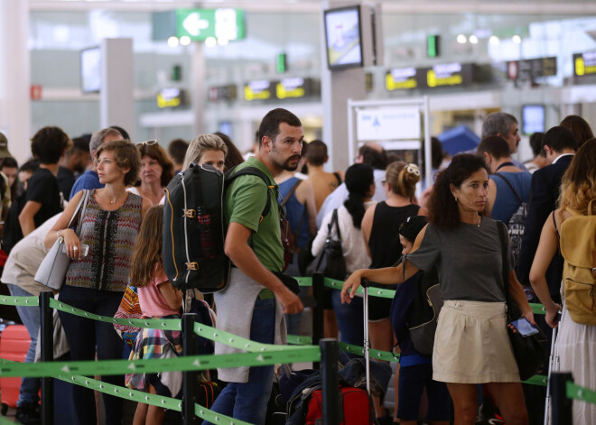 Passenger wait for pass the security control at the Barcelona airport in Prat Llobregat, Spain, Tuesday, Aug. 1, 2017.  Passenger are facing hours of extra-long security queues because of tougher EU border checks. (AP Photo/Manu Fernandez)