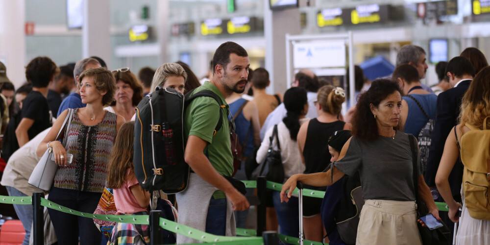 Haoss Eiropas lidostās vēršas plašumā: lidmašīnas paceļas pustukšas, kamēr tūristi gaida rindās