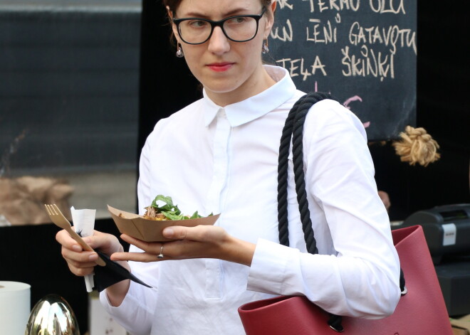 Kalnciema kvartāla pagalmā sadarbībā ar "Mesty Gourmet" notiek "Street Food" festivāla atklāšana.