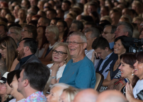 Klausoties humoristi Maksimu Galkinu, nesmieties nav iespējams. Arī eksprezidentam Valdim Zatleram un viņa kundzei Lilitai Zatlerei Galkina jociņi raisīja pozitīvas emocijas.