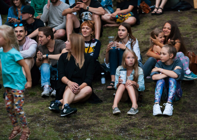 FOTOREPORTĀŽA: ģimenes ar bērniem hip hop mūziķu “Tehnikums” un Ozola koncertā Fon Stricka villā