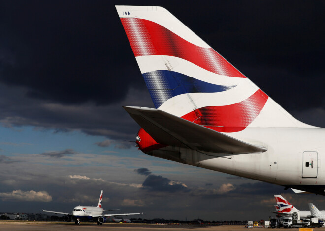 “British Airways” lidmašīnu sasper zibens, tā ar 46 caurumiem veic deviņu stundu lidojumu