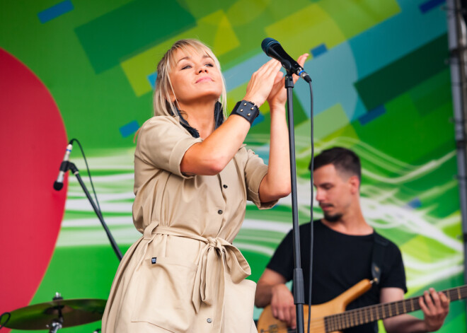 "Astro’n’out" un Aija Andrejeva uzstājas cilvēku pārpildītā Stacijas laukumā. FOTO