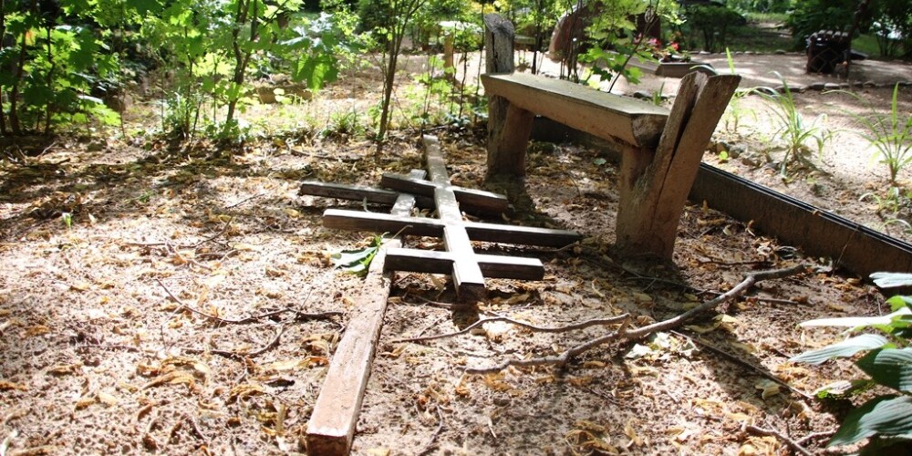 Pilsrundālē izdemolēta kapsēta: nolauzti krusti, izmētātas vāzes