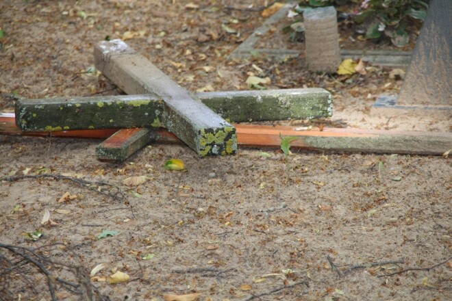 Pirms nedēļas izpostīti Pilsrundāles Sudmalu kapi. Pašvaldības policija meklē vandaļus, lai viņus sauktu pie atbildības.