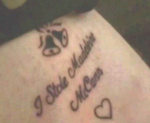 Britu atpūtnieka tetovējums uz kājas.