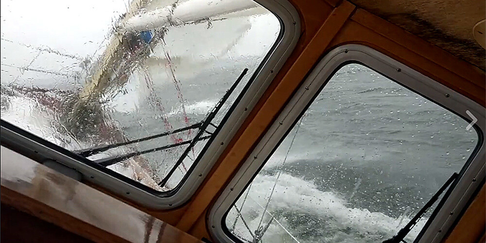 Stiprā vētrā Rāznas ezers bango kā atklāts okeāns