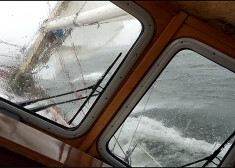 Stiprā vētrā Rāznas ezers bango kā atklāts okeāns