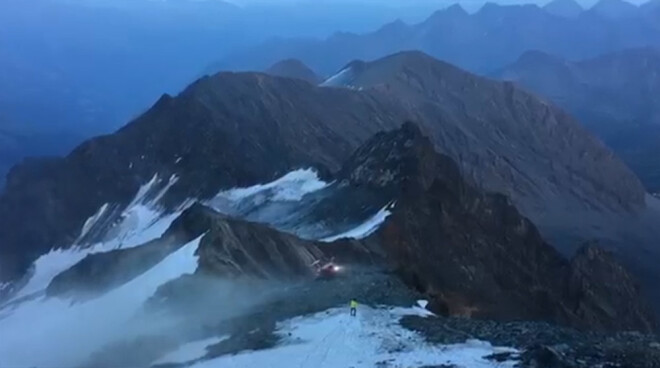 Pilotam izdevās nosēdināt helikopteru pašā kalna malā, izglābjot visu pasažieru dzīvības.