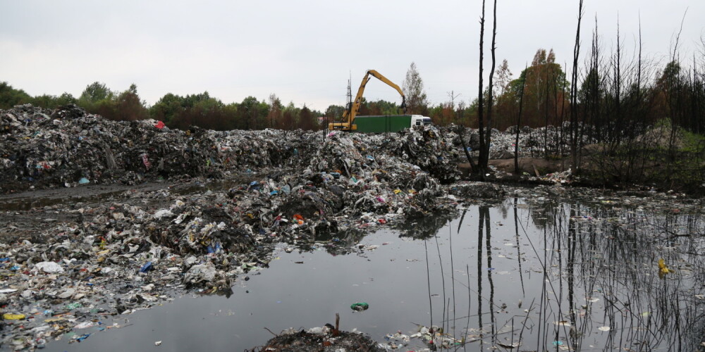 Vides monitoringu Jūrmalā degušās atkritumu glabātuves teritorijā veiks par 32 690 eiro