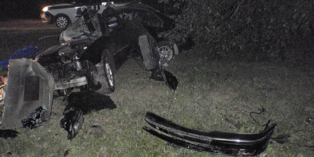 BMW automašīnai ietriecoties kokā, Vandzenē gājis bojā 19 gadus vecs puisis