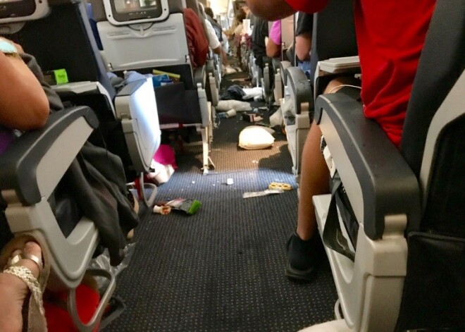 15 sekundes ellē: desmit pasažieri nogādāti slimnīcā, lidmašīnai iekļūstot spēcīgā turbulencē