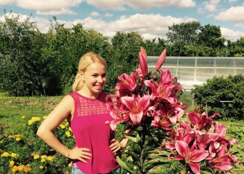 Itin kuriozs skats, kā Ievu Sutugovu pāraugušas pat lilijas, kas neskaitās tās pašas garākās puķes.