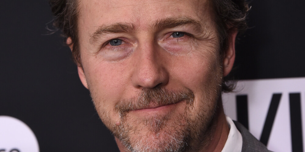 Edvards Nortons ir amerikāņu aktieris, kinorežisors un producents. Trīsreiz nominēts Amerikas Kinoakadēmijas balvai par lomām filmās "Pirmatnējās bailes" (1996), "Amerikāņu vēsture X" (1998) un "Putncilvēks" (2014). Ieguvis Zelta Globusa balvu par otrā plāna lomu filmā "Pirmatnējās bailes".