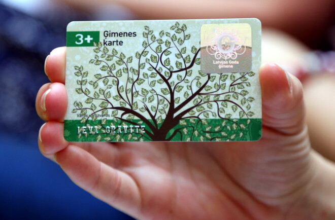 „3+Ģimenes karte” radīta labu nodomu īstenošanai – lai atvieglotu daudzbērnu ģimeņu dzīvi. Tikai to lietot esot visnotaļ sarežģīti. Nepietiek vien ar karti, līdzi visu laiku jānēsā arī vecāku un bērnu pases.