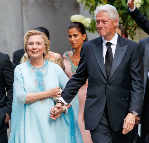 Hilarija Klintone ar vīru, bijušo ASV prezidentu Bilu Klintonu ierodas uz kāzām.