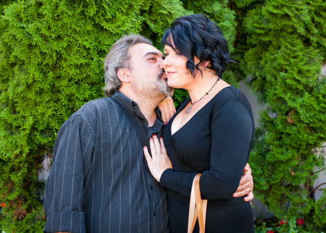 Kombuļu Inesei kārtējais itāļu mīļotais atved makaronus, gaļu, telefonu un arī šiku somu