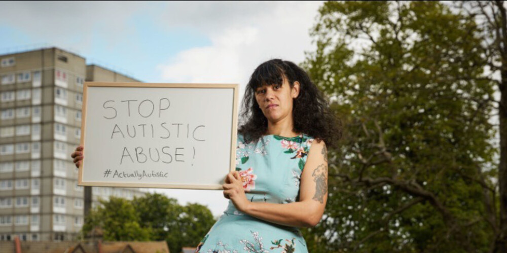 Britu policija meklē māmiņu, kura savu dēlu no autisma ārstēja ar balinātāja klizmu