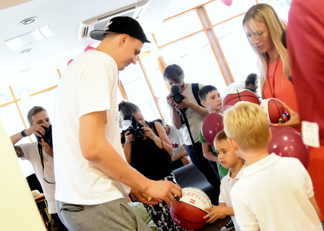 Latvijas vīriešu basketbola valstsvienības spēlētājs Kristaps Porziņģis tikšanās laikā ar Bērnu slimnīcas mazajiem pacientiem.