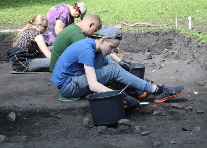 Arheoloģiskās izpētes laikā Alūksnes Tempļa kalnā atrastas vairākas rotaslietas un to fragmenti – gredzeni, saktiņas, piekariņi, zvārgulīši, kā arī sadzīves priekšmeti, māla trauku lauskas, pavēstīja Alūksnes novada domes pārstāve Evita Aploka.